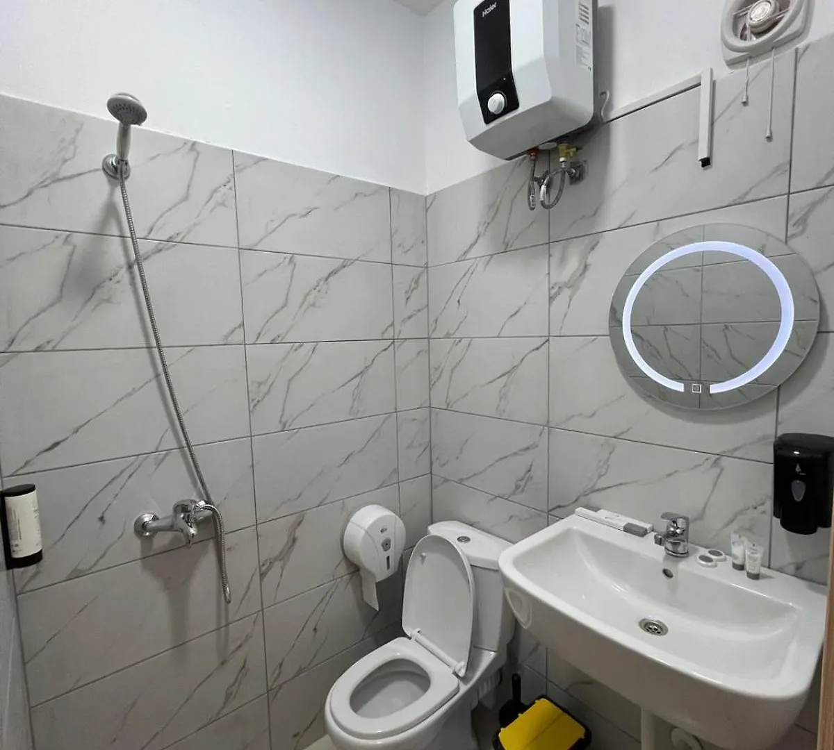 Hostel Havenwood Берат