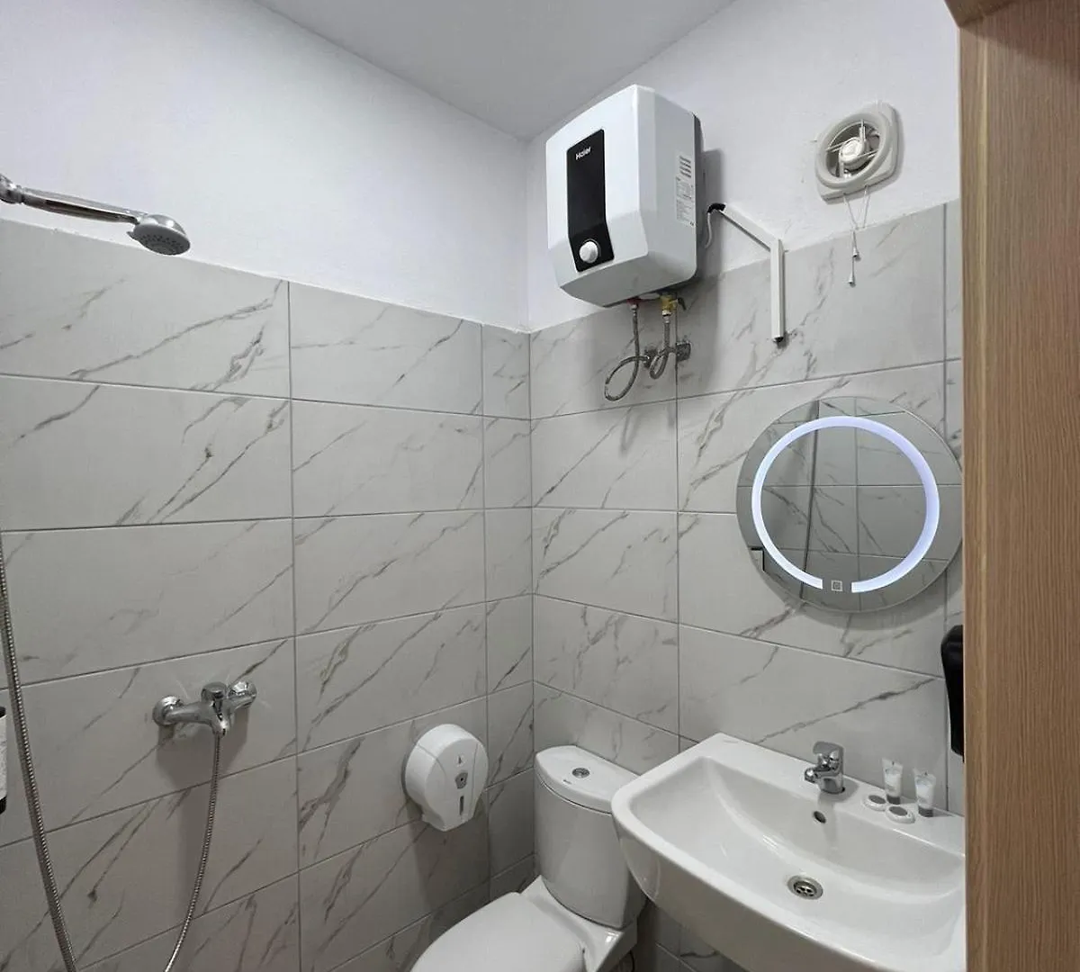Hostel Havenwood Берат