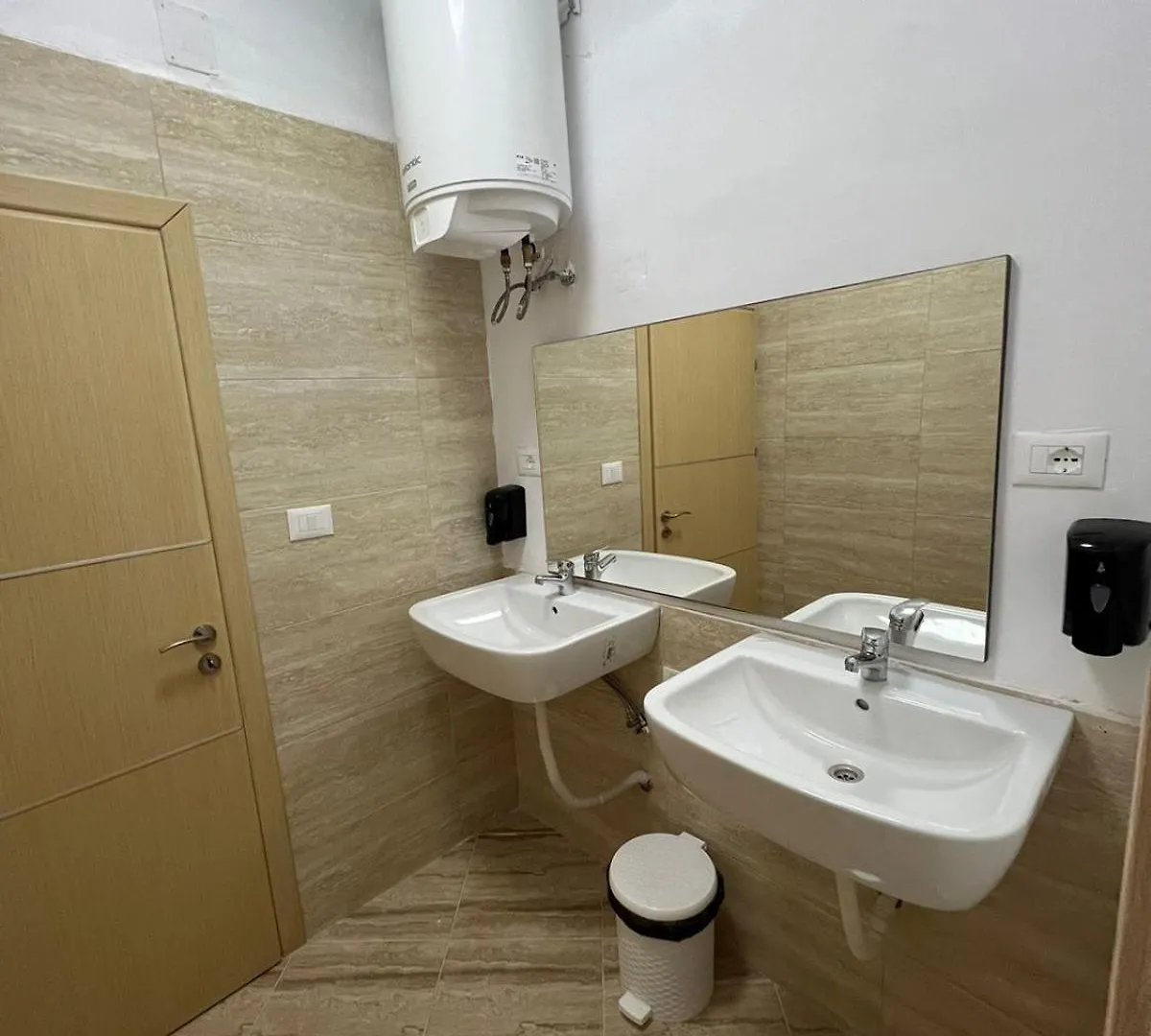 Hostel Havenwood Берат