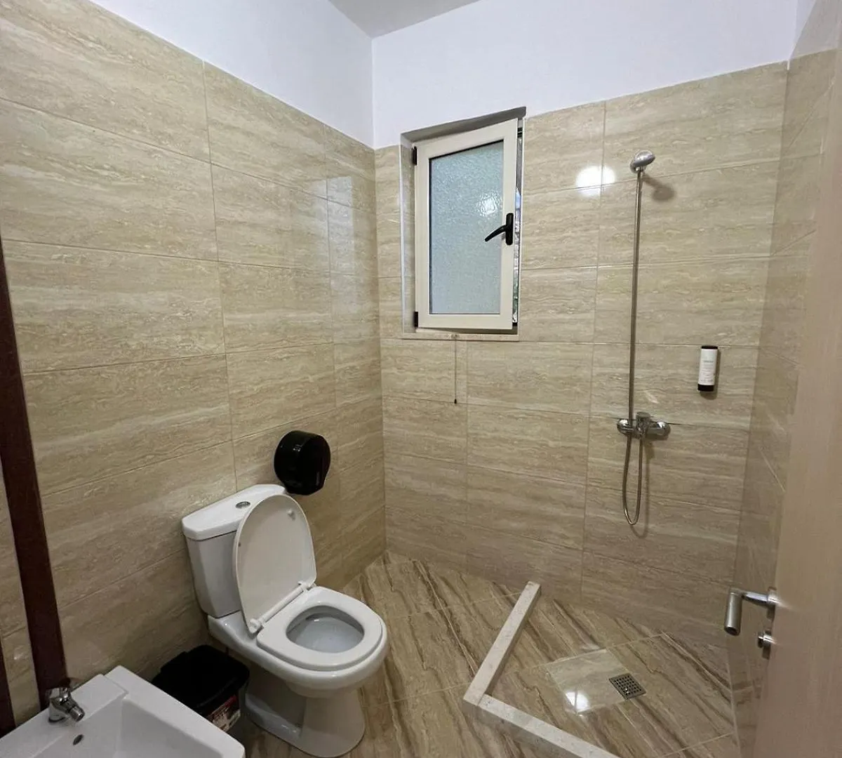 Hostel Havenwood Берат 0*,