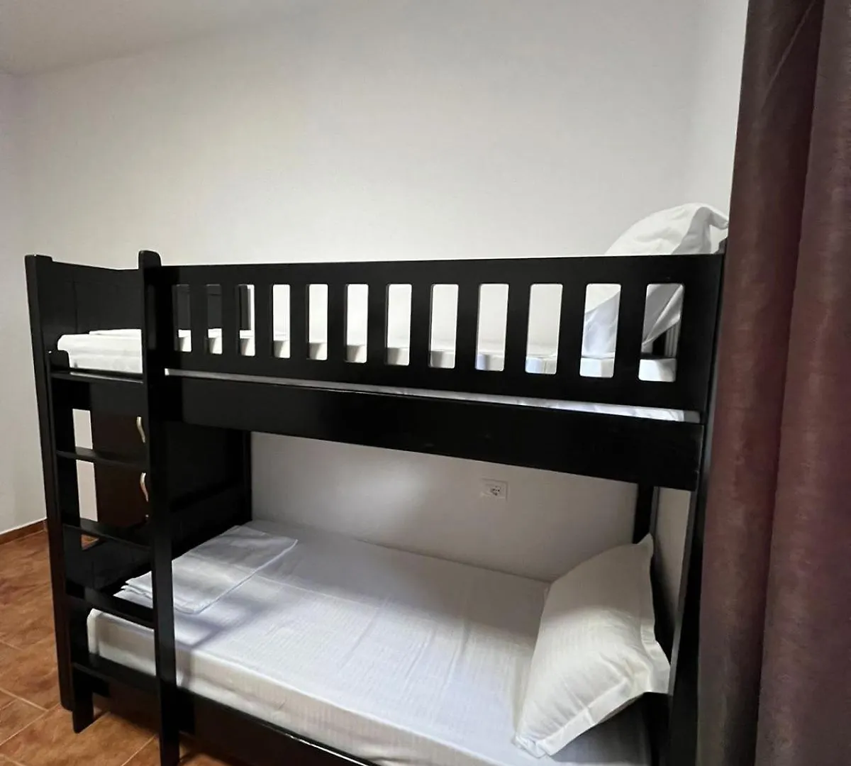 Hostel Havenwood Берат