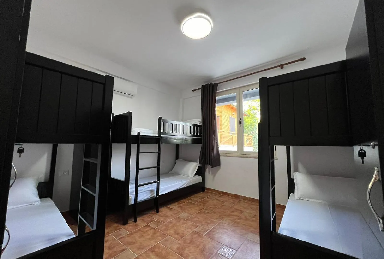 Hostel Havenwood Берат